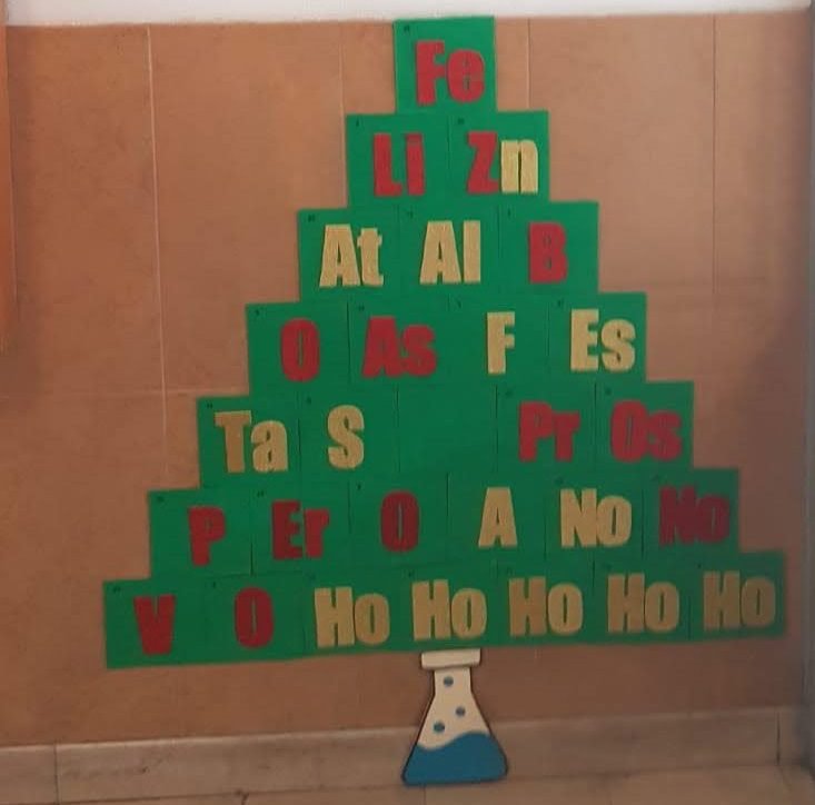 Árvore de Natal com os símbolos químicos da Tabela Periódica